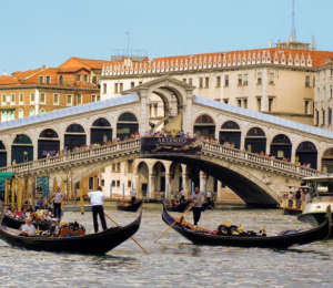 Rialto Bridge, one of the most important attractions of Venice. With Rome City Transfers you can organize a Rome to Venice tour