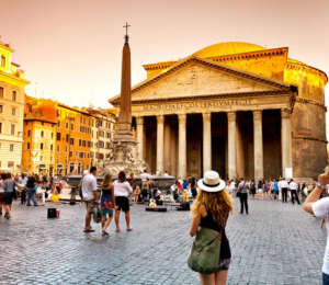 Pantheon in the middle of Rome - Vatican City Tours
